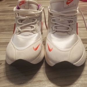 Women's Nike tennis shoes